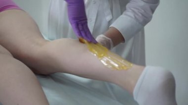 Şeker yapıştırın. Sugaring, Depilasyon. Pürüzsüz bir cilt bacaklar. Şeker ağda.