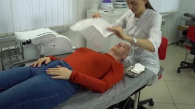 Karbon surat soyma prosedürü. Lazer darbeleri yüz derisini temizler. Donanım kozmetoloji tedavisi. Fototermoliz süreci, deriyi ısıtma, lazer karbon soyma. Yüz derisi