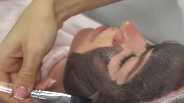 Procédure d'épluchage du visage au carbone en gros plan. Laser pulse peau propre du visage. Matériel traitement de cosmétologie. Processus de photothermolyse, réchauffement de la peau, épluchage au carbone au laser. Peau du visage — Video