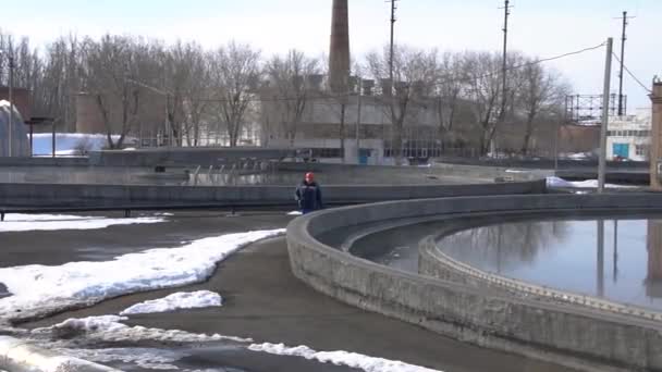 Het proces van recirculatie van sediment met een vaste contactezel in een waterzuiveringsinstallatie. Industriële waterzuivering, biologische zuiveringsinstallatie — Stockvideo