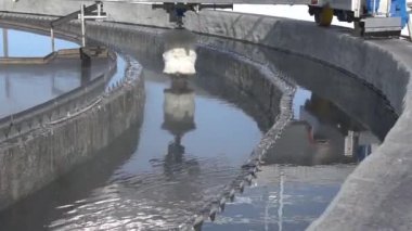 Su arıtma tesisinde katı temaslı bir eşekle tortuları döndürme işlemi. Endüstriyel su arıtma tesisi