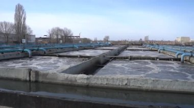 Su arıtma tesisinde katı temaslı bir eşekle tortuları döndürme işlemi. Endüstriyel su arıtma tesisi