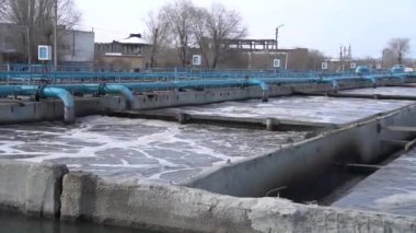 Su arıtma tesisinde katı temaslı bir eşekle tortuları döndürme işlemi. Endüstriyel su arıtma tesisi