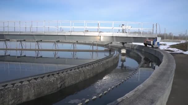 Der Prozess der Sedimentumwälzung mit einem festen Kontaktesel in einer Wasseraufbereitungsanlage. Industrielle Wasseraufbereitung, biologische Kläranlage — Stockvideo