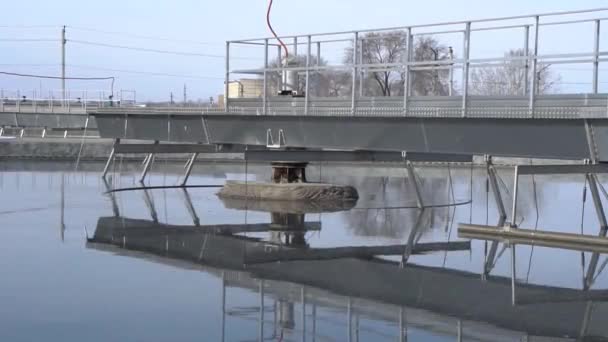 El proceso de recirculación de sedimentos con un burro de contacto sólido en una planta de tratamiento de agua. Tratamiento industrial del agua, planta de tratamiento biológico — Vídeos de Stock