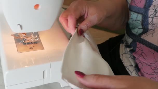 Productie van herbruikbare medische maskers. Sluiten.. — Stockvideo