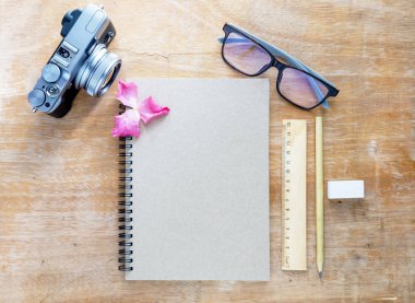 Üstten Görünüm Ofis donatım ahşap bir yere koy. Bir odunlar