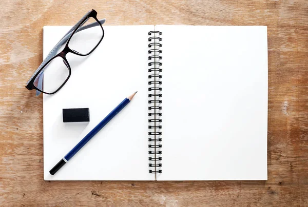 Vista ad alto angolo di un libro bianco posto su una scrivania di legno. C'è un — Foto Stock