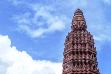 Antik heykel yüz şekli var. Tapınağın mavi gökyüzü ile yıkıntıları yükseklikte