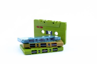  Eski kaset. Beyaz arka plan üzerinde kaset.