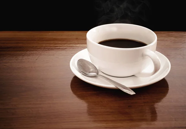 Eine Tasse Kaffee Steht Auf Einem Holztisch Der Hintergrund Ist — Stockfoto