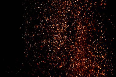 Soyut ateş alevleri. Siyah arkaplanda kıvılcımlar saçan alevler