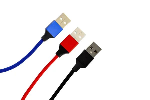 Sammlung von USB-Farbkabel rot, schwarz, blau für Smartphone isoliert auf weißem Hintergrund, Datei enthält mit Clipping-Pfad. — Stockfoto