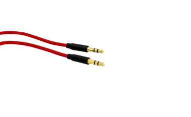 Kırmızı elektrik kablosu beyaz arkaplanda izole edildi. Dosya kırpma yolu içeriyor.