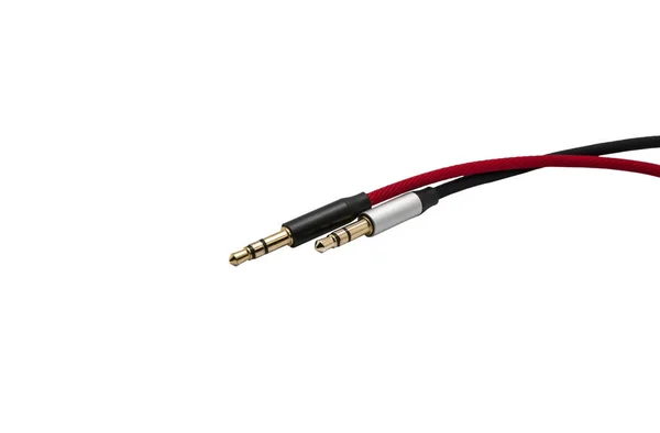 Czerwony i czarny kabel audio aux izolowany na białym tle. Plik zawiera ścieżkę wycinania. — Zdjęcie stockowe