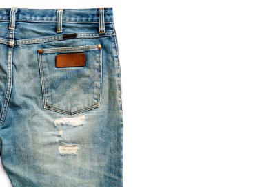 Beyaz arka planda izole edilmiş kotlar ve etiketler. Dosya kırpma yolu içeriyor.