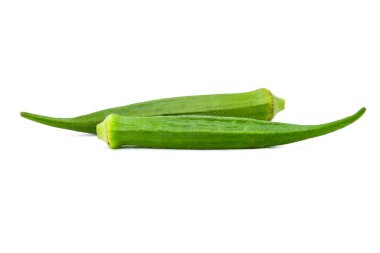 Yeşil taze bamya beyaz arka planda izole. Kırpma yolu ile dosya içerir.