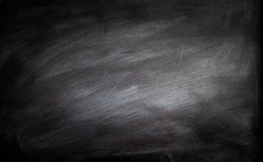 Blackboard / kara tahta doku. Tebeşir izleri olan boş boş siyah yazı tahtası