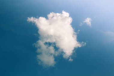 parlak mavi gökyüzü ve bulut arka plan.