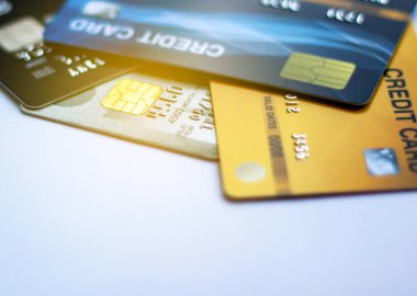 Özgeçmişi olan seçici odaklı kredi kartı, nakit değişimi için kullanılır ve çevrimiçi satın alınır veya ürünler ödenir veya faturalar ödenir