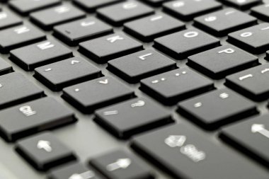 Modern bir dizüstü bilgisayarın siyah klavyesini kapat, seçici odak klavye arkaplanı