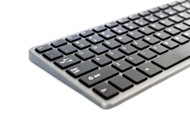 Modern bilgisayar klavyesi beyaz arkaplanda izole edilmiş, resmin yarısını çek. Dosya kırpma yolu ile çok kolay iş içerir.