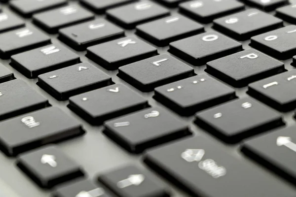 Fechar o teclado preto de um laptop moderno, foco seletivo teclado fundo — Fotografia de Stock
