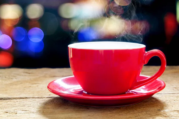 Caneca de café vermelho com fumaça no fundo bokeh luz e pano de fundo. Conceito para relaxamento — Fotografia de Stock