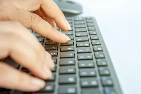 Foco seletivo, mão mulher trabalhando em casa escritório no teclado moderno . — Fotografia de Stock