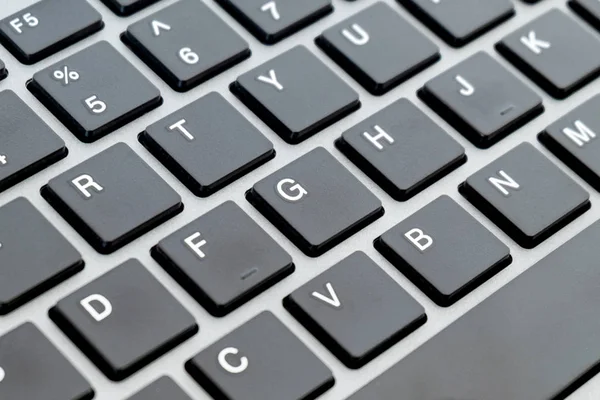 Fechar o teclado preto de um laptop moderno, foco seletivo teclado fundo — Fotografia de Stock