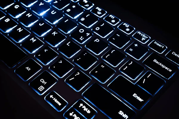 Primer plano del teclado negro de un ordenador portátil moderno, Teclas de teclado iluminadas ordenador —  Fotos de Stock