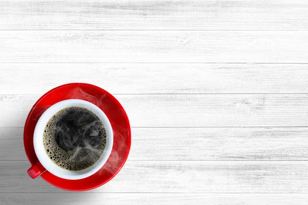 Rote Tasse Kaffee auf weißem Holztischhintergrund oder Holzhintergrund, Draufsicht, Konzept zum Entspannen — Stockfoto
