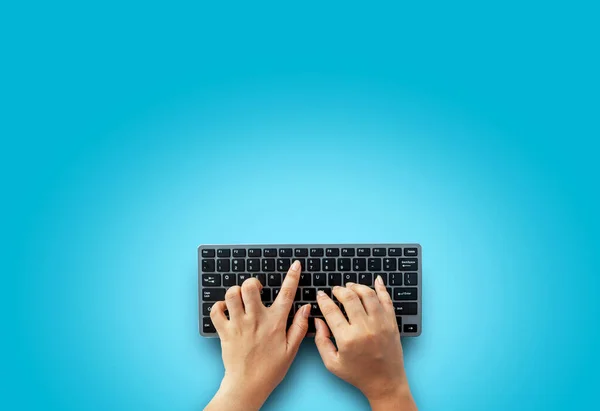 Visão superior das mãos femininas no teclado do computador moderno. Isolado sobre em fundo azul, design simples, espaço em branco cópia para seus projetos — Fotografia de Stock