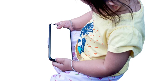 Niña sosteniendo en el teléfono móvil, con pantalla blanca en blanco. Aislado sobre fondo blanco. El archivo contiene con ruta de recorte tan fácil de trabajar . — Foto de Stock