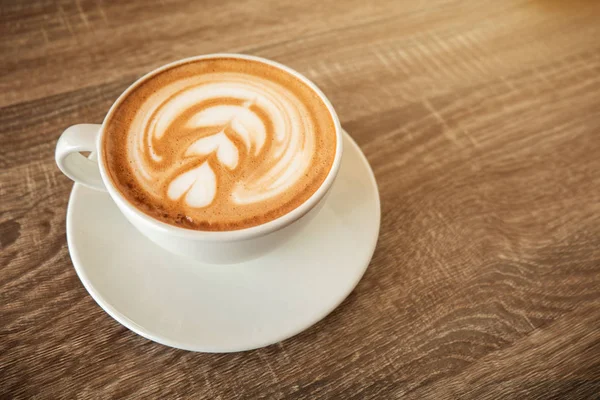 Weiße Kaffeetasse Latte auf Holztisch im Café, mit leerem Platz für Text. Konzeptdrink zum Entspannen . — Stockfoto