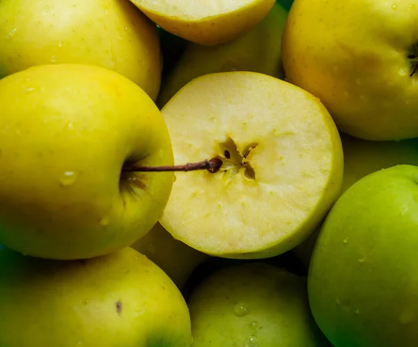 Jugosas Manzanas Doradas Con Una Manzana Cortada Centro Composición — Foto de Stock