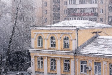 Çarlık döneminde inşa edilmiş eski taş ev, kış.