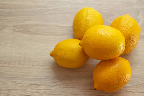 Cinco Limones Sobre Mesa — Foto de Stock