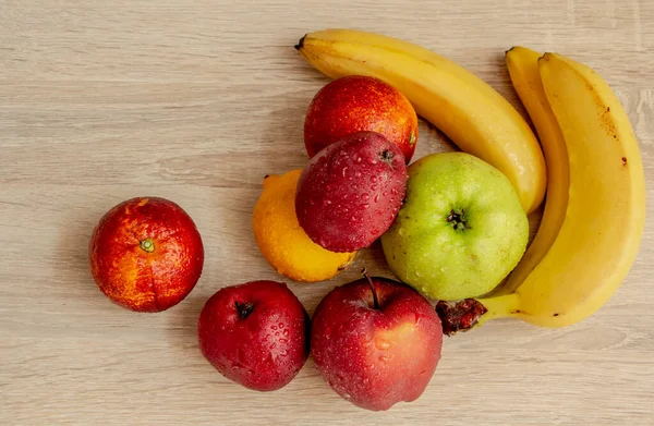 แอปเป มะนาว และส บนโต ะไม — ภาพถ่ายสต็อก
