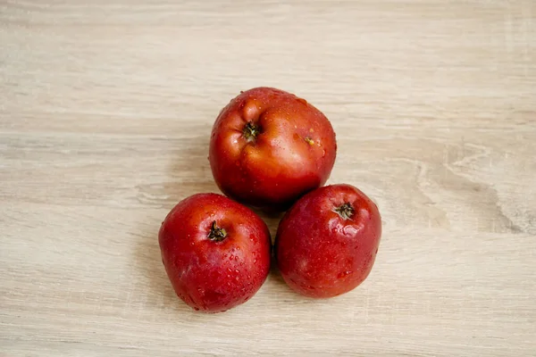 Tres Manzanas Rojas Jugosas Una Mesa Madera — Foto de Stock