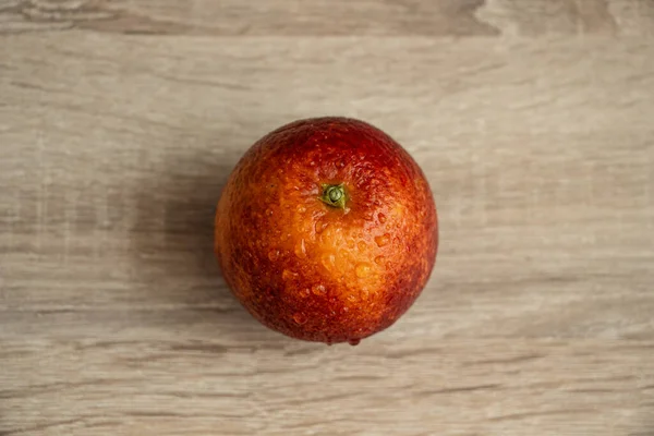 Laranja Vermelha Suculenta Uma Mesa Madeira Closeup Frutas Exóticas — Fotografia de Stock