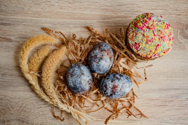 Paskalya kompozisyonu: Paskalya pastası, Paskalya yumurtaları ve buğday başakları, üst manzara