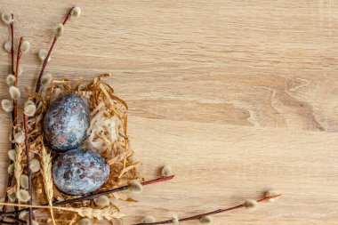 Kulaklı Paskalya yumurtaları ve ahşap arka planda söğüt ağacı