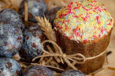 Geleneksel Paskalya pastası ve mavi yumurtalar, yakın plan.