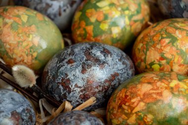 Sepette renkli paskalya yumurtaları