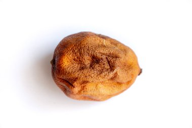 Beyaz arka planda eski buruşuk limon, limon derisi - kurumuş, koyu benekli, görünüşte iştah açıcı olmayan 