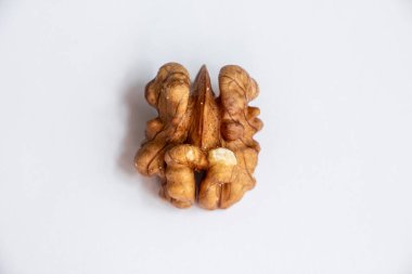 Beyaz arka planda ceviz, ceviz yarımları, yakın plan.