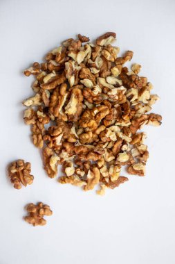 Beyaz arka planda ceviz, ceviz yarımları, yakın plan.