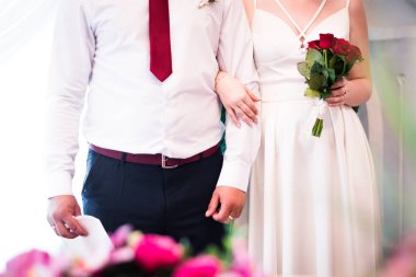  Düğün elleri çıngırdar çiçekler karımın buketi el ele tutuşur