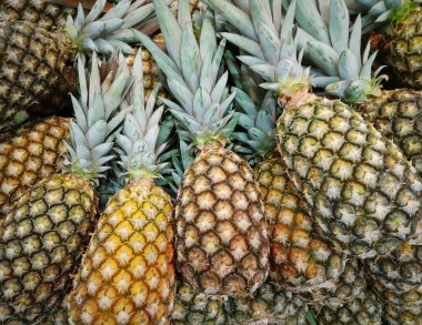 Biraz taze ve lezzetli ananas.
